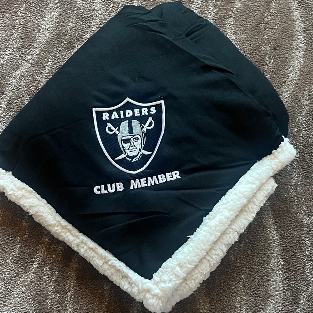 Raiders Club Member Sherpa Blanket - Black & White